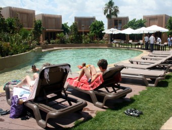 Turistes prenent el sol al càmping La Ballena Alegre de Sant Pere Pescador, en una imatge d'arxiu ACN