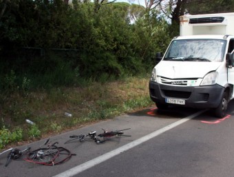 El lloc de l'accident, amb la bicicleta i el vehicle implicat ACN
