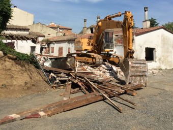 Una imatge de la caserna de la Guàrdia Civil (ara enderrocada) funciona de pàrquing AJ. D'HOSTALRIC