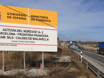 Un cartell de Foment anunciant obres a l'N-II LLUÍS SERRAT