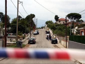 Una imatge de la intervenció dels Mossos al lloc del tiroteig de la urbanització de Vallcanera, el dia 15 MARINA LÓPEZ / ACN