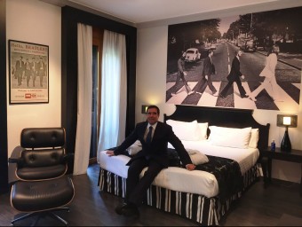 Javier Tomás Gaspart , nebot de Joan Gaspart, en la Suite dels Beatles de l'hotel Avenida Palace de Barcelona JORDAN