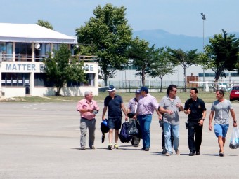 Membres de l'equip d'investigació ahir a l'aedrònom d'Empuriabrava