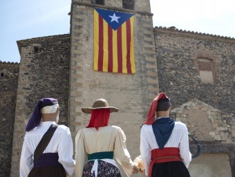 Els gegants de Riudarenes, atents a la nova estelada del poble, al campanar de l'església, dissabte al migdia FOTO: JORDI RIBOT / ICONNA