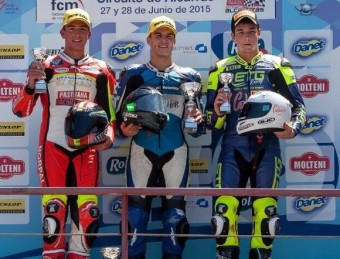 Pinsach (dreta), en el podi de Superstock ETG RACING