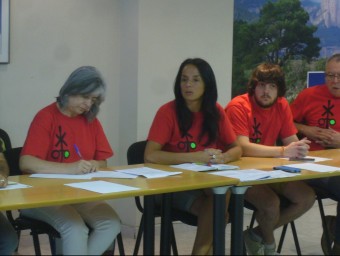 Representants de Trens Dignes durant la reunió d'ahir a la seu de l'Idece L.M