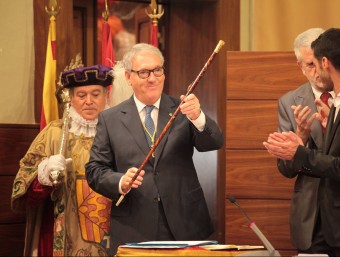 Josep Poblet recollint ahir la bara que el proclama president de la Diputació per tercer mandat consecutiu. JUDIT FERNÀNDEZ