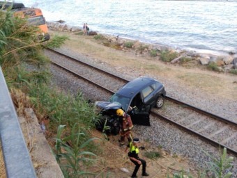 El vehicle caigut sobre la via del tren des de la carretera N-II al terme municipal de Sant Pol. AJUNTAMENT SANT POL