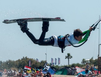 Un dels participants en el mundial júnior de surf d'estel. SANTI FONT