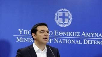 El primer ministre grec, Alexis Tsipras (esq.), aquest diojus durant una roda de premsa conjunta amb el ministre de defensa, Panos Kammenos REUTERS
