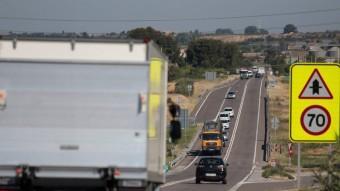 Camions i altres vehicles circulant per la N-240 a l'alçada de Juneda JOSÉ CARLOS LEÓN