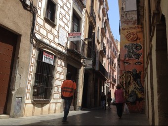 La casa natal amb el cartell a lal venda té la façana protegida i està situada al Carreró, a pocs metres de l'Ajuntament. E.F