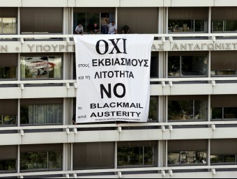Una pancarta demanant el no a la seu del ministeri de Finances grec  REUTERS