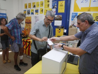 Alguns dels socis que ahir a la tarda van anar a votar en el col·legia que hi ha situat al barri barceloní de Gràcia ORIOL DURAN