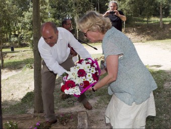 L'alcalde de Riells i Viabrea i Rosa Toran, fent l'ofrena floral als veïns del Baix Montseny morts en camps nazis. JORDI RIBOT/ICONNA