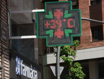 Un termòmetre del barri de Cappont de Lleida marcant 39 graus aquest migdia ACN