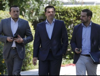 El primer ministre grec, Alexis Tsipras, acompanyat del ministre Nikos Papas i el portaveu del govern, Gabriel Sakelaridis, després de la reunió amb els partits REUTERS