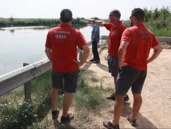 Els efectius del GRAE participaven ahir en la recerca del temporer desaparegut, a la zona de les comportes del pantà d'Utxesa i el canal de Seròs a Torres del Segre SALVADOR MIRET / ACN