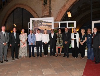 Foto del president Mas i el conseller Puig amb els guardonats. EL PUNT AVUI