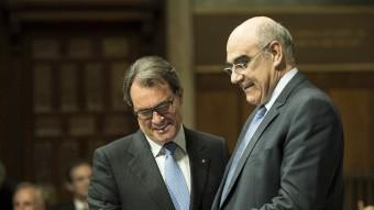 El president de la Generalitat, Artur Mas, amb el president del consell assessor del CAREC, Salvador Alemany, ahir al Palau de la Generalitat JOSEP LOSADA