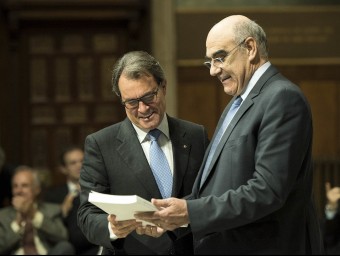 El president de la Generalitat, Artur Mas, amb el president del consell assessor del CAREC, Salvador Alemany, ahir al Palau de la Generalitat JOSEP LOSADA