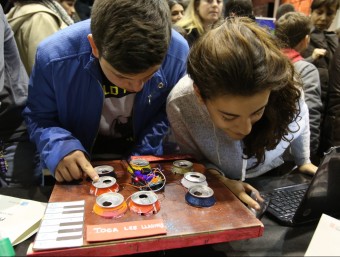 Alumnes que ja han participat en la classe de tecnologies creatives ensenyant el projecte de final de curs.