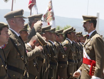 El rei Felip VI saludant els comandaments militars de l'acadèmia en l'entrega dels despatxos FERRAN GARCÍA / ACN