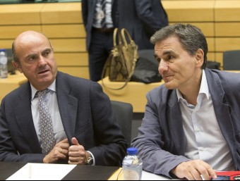 El ministre d'Economia espanyol, Luis de Guindos, amb el seu homòleg grec, el nou ministre Euclid Tsakalotos, a l'Eurogrup ACN