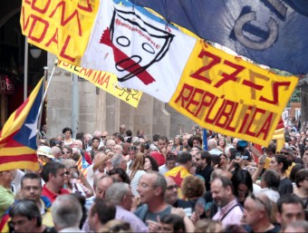 La plaça de la Paeria va acollir dimarts una mulitudinària concentració en contra del pacte entre el PSC i C's JUDIT FERNÀNDEZ