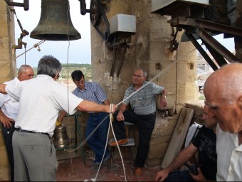 Moltes poblacions catalanes i d'altres països mantenen viva i mostren la feina dels campaners. EL PUNT AVUI