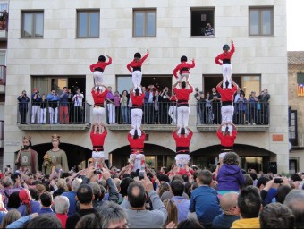 Imatge del bateig de la colla Castellers de l'Alt Maresme, el 27 d'abril del 2014 en una plaça de l'Ajuntament de Calella plena a vessar. T.M