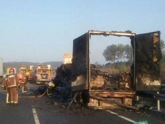 El camió incendiat a l'AP-7 BOMBERS DE LA GENERALITAT