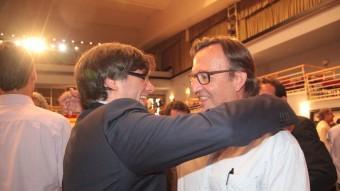 Carles Puigdemont i Josep Maria Vila d'Abadal s'abracen després de l'elecció del primer com a nou president de l'AMI JUDIT FERNÀNDEZ