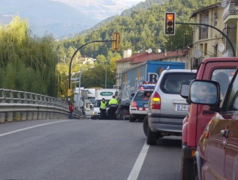 Retenció a l'N-260 a l'entrada sud de Campdevànol degut a un accident. J. C