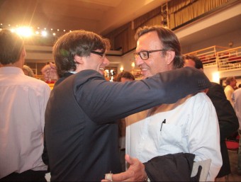 Carles Puigdemont i Josep Maria Vila d'Abadal s'abracen després de l'elecció del primer com a nou president de l'AMI JUDIT FERNÀNDEZ