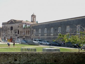 La façana de la Providència , que dóna al carrer i al passeig de la Muralla. R. E