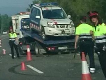 Un vehicle va col·lidir contra un cotxe patrulla EL PUNT AVUI