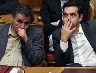 Alexis Tsipras, a la dreta, amb el seu ministre de Finances, Euclid Tsakalotos, dimecres passat al Parlament A.M. / AFP