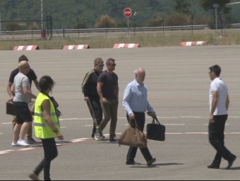 Elton John, amb ulleres i amagat darrere d'un acompanyant, caminant per la pista de l'aeroport d'Andorra-La Seu d'Urgell, des del jet privat fins a l'helicòpter que el durà a Andorra ACN