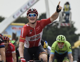 Greipel, a la dreta, alça el braç en senyal de la victòria en el quart esprint del Tour de França AFP