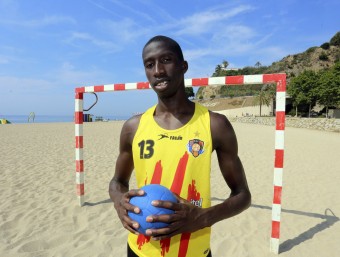 Hagi Touré, a la platja de Calella, el camp de joc del seu club, el CHP Calella Alkopops QUIM PUIG