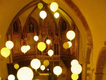 L'església de la Cellera, plena dels globus de la instal·lació ‘Suspès', de PlayModes ANNA VILARRUBIAS