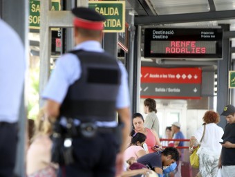 Una patrulla d'agents dels Mossos patrullant per l'estació de tren de Mataró QUIM PUIIG