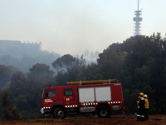Una quarantena de dotacions han treballat aquesta nit en l'incendi de Girona per poder tancar el perímetre afectat ACN