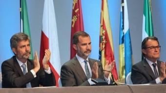 Felip VI , entre el president del Suprem i el president dela Generalitat, ahir al Palau de Congressos efe