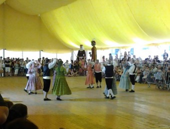 Imatge de l'any passat del Festival de Danses Catalanes de Sant Pol a l'envelat. ESBART DANSAIRE DE SANT POL