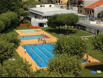 Una imatge dels tres vasos de la piscina municipal d'Arbúcies, dijous al matí. L'ajuntament cobrirà amb una estructura de globus la piscina més gran i la mitjana MANEL LLADÓ