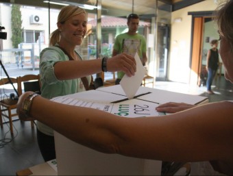 Una noia diposita el seu vot a l'urna aquest diumenge a Prats de Lluçanès ACN