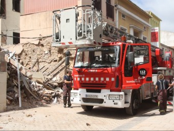 Un camí de bombers , davant d'un dels edificis esfondrats, ahir al matí SÍLVIA JARDÍ / ACN