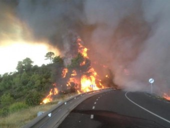 El foc ha obligat a tallar les carreteres C-37 i C-37z BOMBERS DE LA GENERALITAT